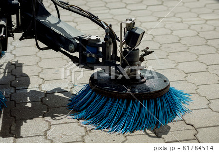 Street sweeper washing garbage Street sweeper washing garbage 81284514