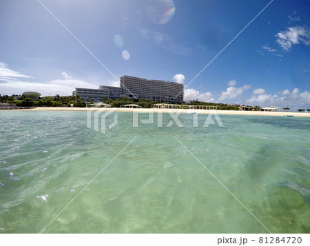 沖縄で海水浴 81284720