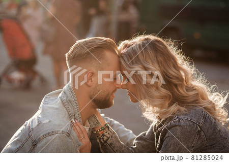 Couple have fun in the city 81285024