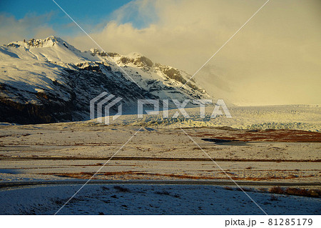 アイスランドの大平原 雪の山並みと氷河 大自然 アイスランドの大平原 雪の山並みと氷河 大自然 81285179