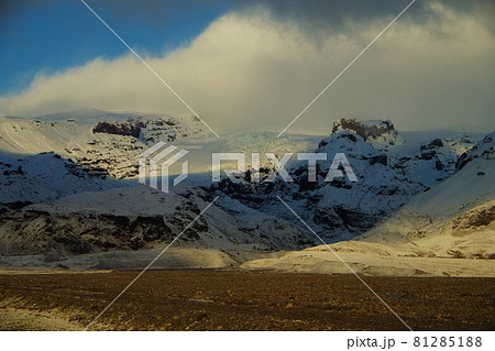 アイスランドの大平原 雪の山並みと氷河 大自然 アイスランドの大平原 雪の山並みと氷河 大自然 81285188