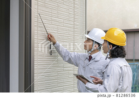 パルハンマーで外壁チェックする作業員 施工管理 イメージ パルハンマーで外壁チェックする作業員 施工管理 イメージ 81286536