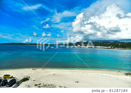 瀬底島のビーチから眺めるアンチ浜の絶景の写真素材