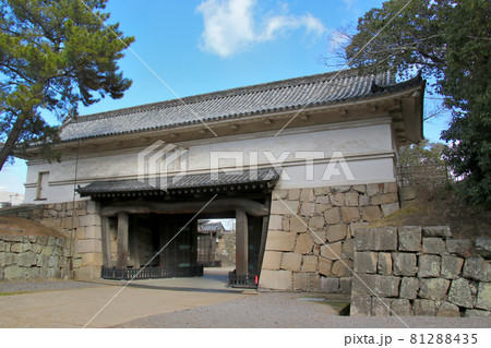 香川県丸亀市の史跡丸亀城の大手門（大手一の門）　全景 81288435