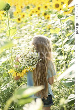 Beautiful little girl in sunflowers Beautiful little girl in sunflowers 81289053