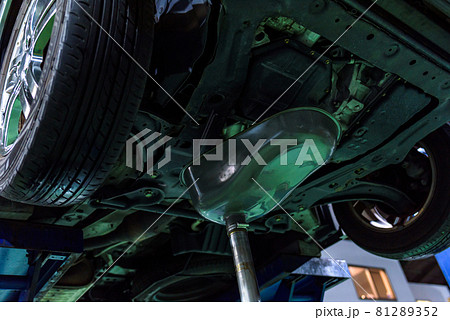 オイル交換下抜き　車の整備、修理、定期点検イメージ　 81289352