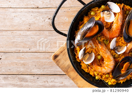 Traditional spanish seafood paella Traditional spanish seafood paella 81290940