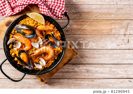 Traditional spanish seafood paella Traditional spanish seafood paella 81290945