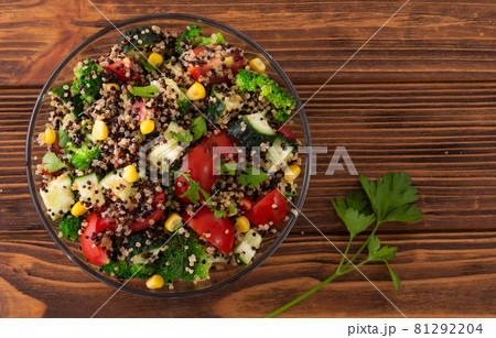 Fresh vegetable salad with quinoa 81292204