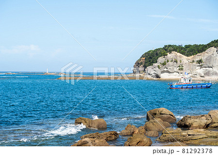 【番所山】真夏の海に浮かぶ船と灯台 81292378