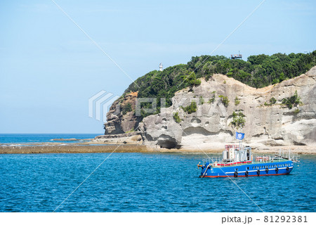 【番所山】真夏の海に浮かぶ船と灯台 81292381