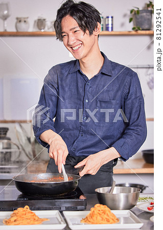 パスタを調理するエプロン姿の若い男性 料理男子イメージ パスタを調理するエプロン姿の若い男性 料理男子イメージ 81292541