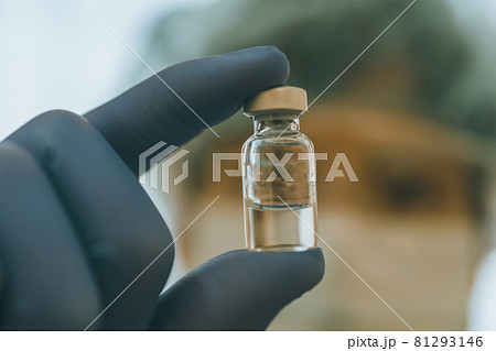ワクチンのバイアルを持つ医療従事者 ワクチンのバイアルを持つ医療従事者 81293146