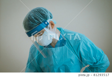 防護服姿の医療従事者 防護服姿の医療従事者 81293517