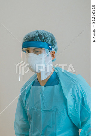 防護服姿の医療従事者 81293519