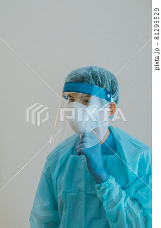 防護服姿の医療従事者 防護服姿の医療従事者 81293520