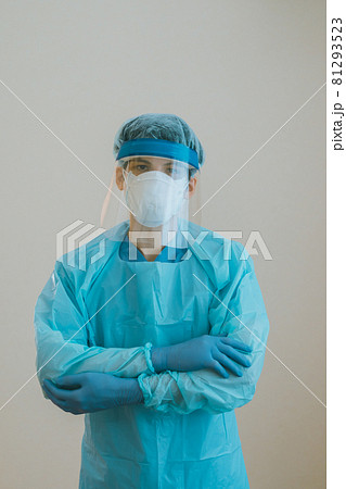 防護服姿の医療従事者 81293523