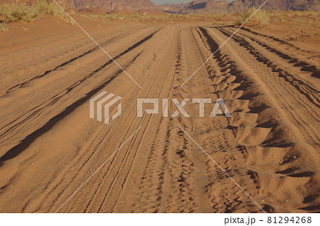 【ヨルダン】ワディラム、砂漠にできた車の轍 【ヨルダン】ワディラム、砂漠にできた車の轍 81294268