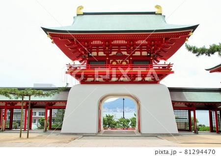 下関市の赤間神宮水天門 81294470