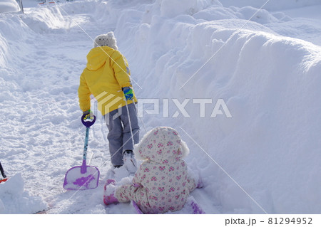 兄妹二人でなかよく雪あそび 兄妹二人でなかよく雪あそび 81294952