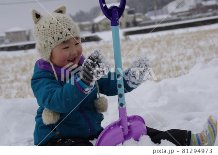 雪遊び男の子ネコ耳 81294973