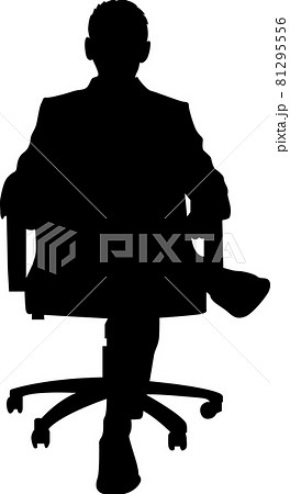 ビジネスチェアで足を組む男性 81295556