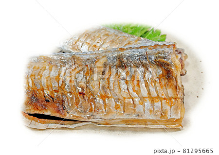 家庭的で素朴な自宅調理の「太刀魚の塩焼き」水彩画風  絵手紙 81295665