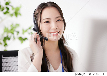 オフィスで仕事をする若いオペレーター オフィスで仕事をする若いオペレーター 81296001