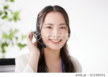 オフィスで仕事をする若いオペレーター オフィスで仕事をする若いオペレーター 81296003