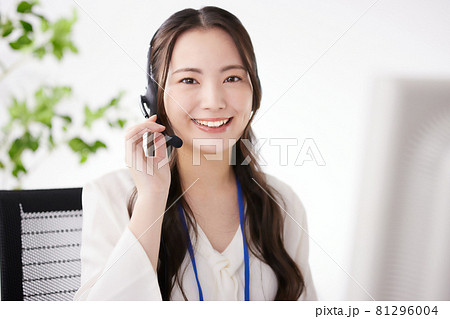 オフィスで仕事をする若いオペレーター オフィスで仕事をする若いオペレーター 81296004