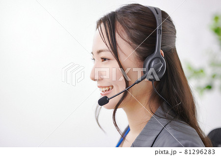 オフィスで仕事をする若いオペレーター オフィスで仕事をする若いオペレーター 81296283
