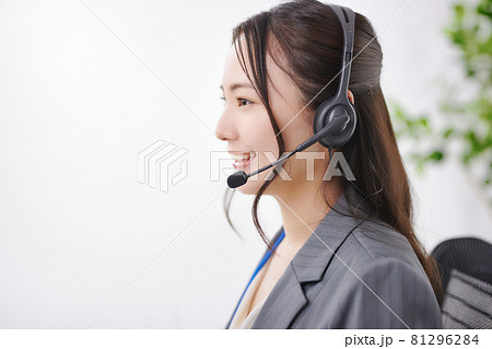 オフィスで仕事をする若いオペレーター オフィスで仕事をする若いオペレーター 81296284