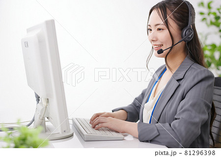 オフィスで仕事をする若いオペレーター オフィスで仕事をする若いオペレーター 81296398