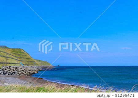 北海道稚内市 オホーツク海 海岸&原野&快晴 マリンブルー&スカイブルー 北海道稚内市 オホーツク海 海岸&原野&快晴 マリンブルー&スカイブルー 81296471