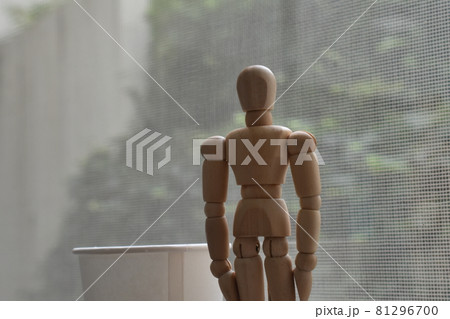 デッサン人形と紙コップ デッサン人形と紙コップ 81296700
