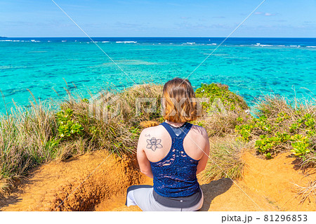 沖縄の海と女性 81296853