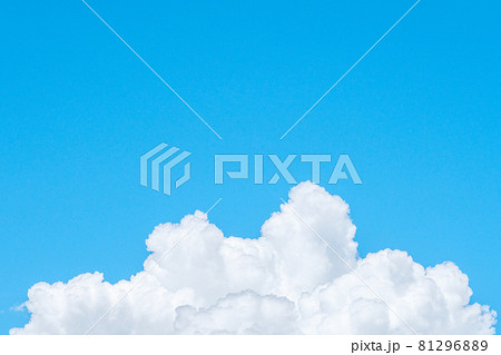 爽やかな夏の青空 81296889