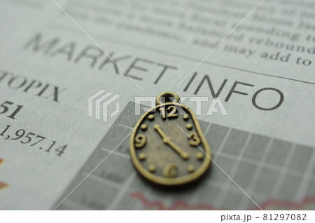 時計の小物と株価チャート（投資イメージ） 81297082