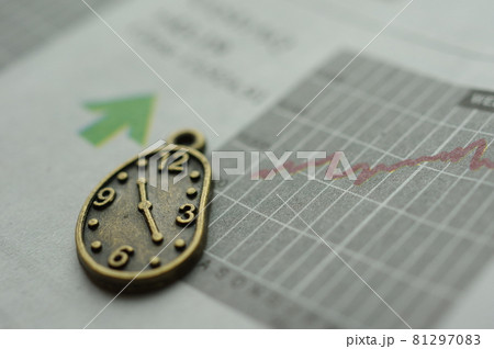 時計の小物と株価チャート(投資イメージ) 時計の小物と株価チャート(投資イメージ) 81297083