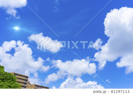 太陽の日差しと爽やかな青空と雲の背景素材_b_30 太陽の日差しと爽やかな青空と雲の背景素材_b_30 81297113