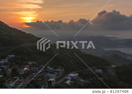 九份から見た基隆湾の夕日(台湾-九份) 81297406