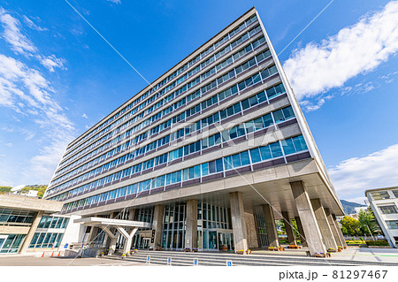 長野県長野市　晴天の長野県庁 81297467