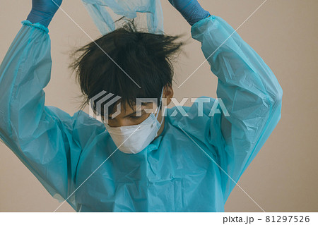 防護服姿の医療従事者 81297526