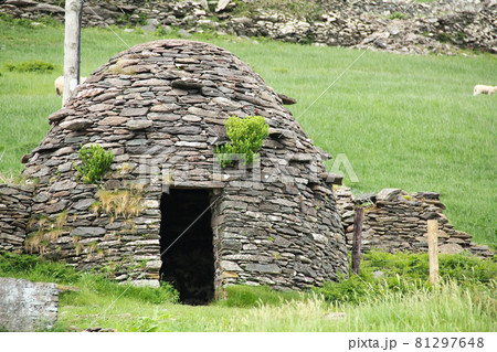 Early medieval stone-built round house clochain (beehive hut) on Dingle Peninsula, Kerry, Ireland. A Clochain is a dry-stone hut with a corbelled roof, commonly associated with the south-western Irish 81297648