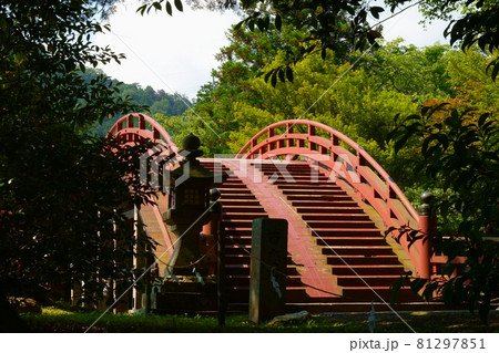 世界文化遺産の丹生都比売神社の鳥居と橋 81297851