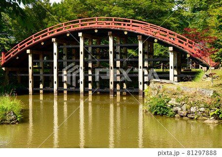 世界文化遺産の丹生都比売神社の鳥居と橋 81297888