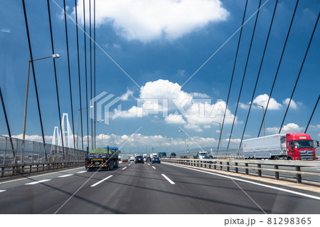 《愛知県》交通イメージ・伊勢湾岸自動車道・名港トリトンを走行 81298365