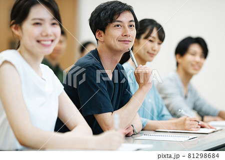 セミナーに参加する男女 81298684