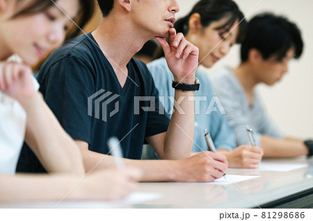試験を受ける人々 81298686