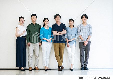 若い男女のポートレート 81298688